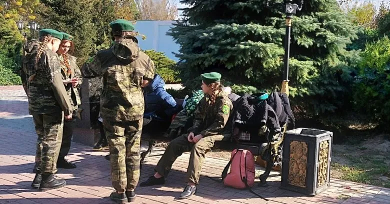 СБУ підозрює російських посадовців у підготовці дітей до війни в Криму