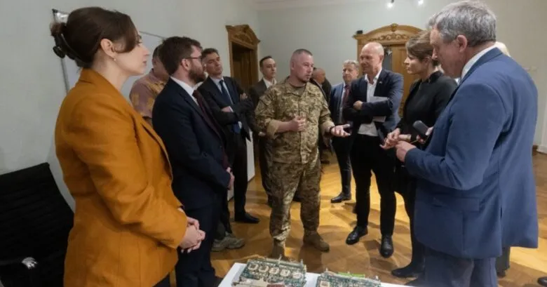 Європейським послам продемонстрували деталі ракет та плати з «Орешника»