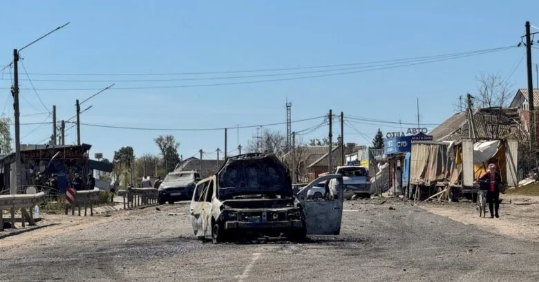 У Дергачах російський дрон вдарив по авто, постраждали літні люди
