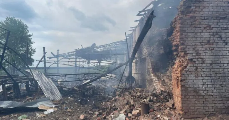 Удар російських військових по підприємству на Чернігівщині забрав життя чоловіка